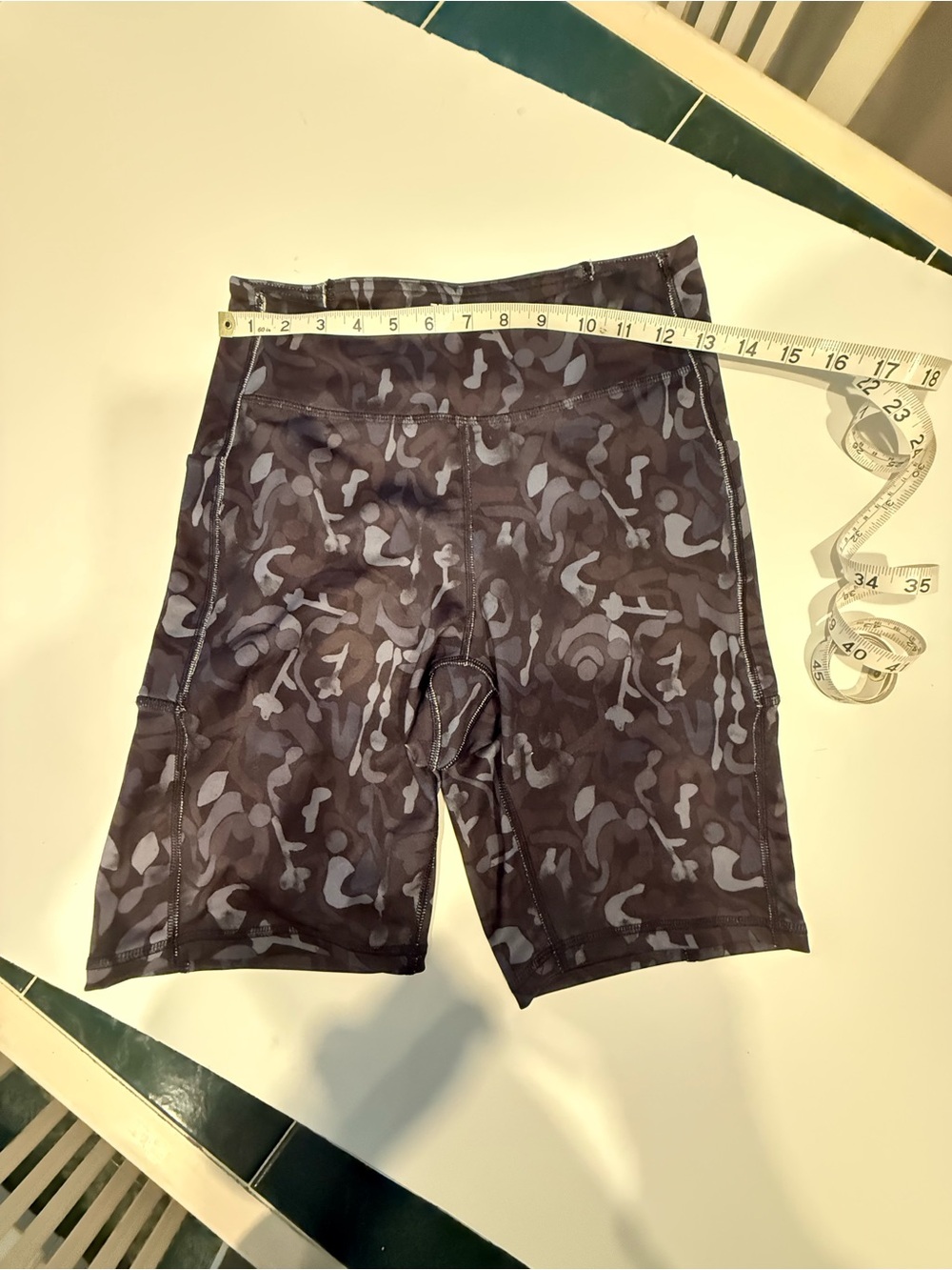 TEK GEAR WOMENS BLACK CAMO BIKE SHORTS SIZE MEDIUM